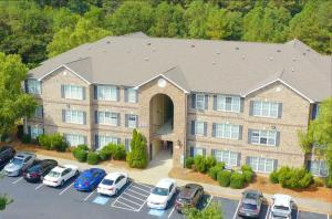 Apartments in Fayetteville. North Carolina - Exterior Building and Parking Area